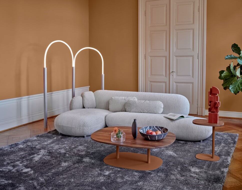 Cordsofa mit Coffeetable in modernem Wohnzimmer