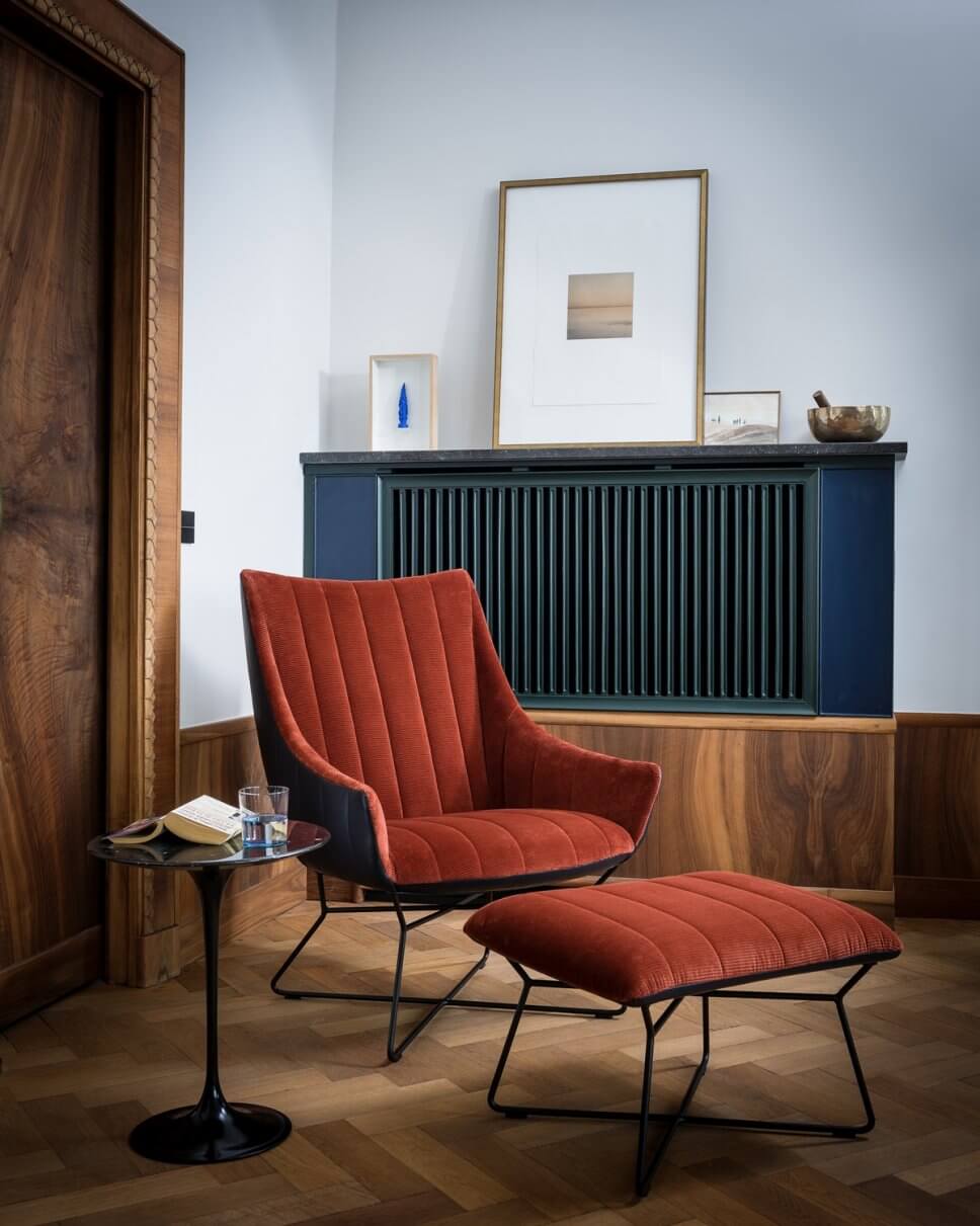 Cordsessel mit Fußhocker in modernem Wohnzimmer