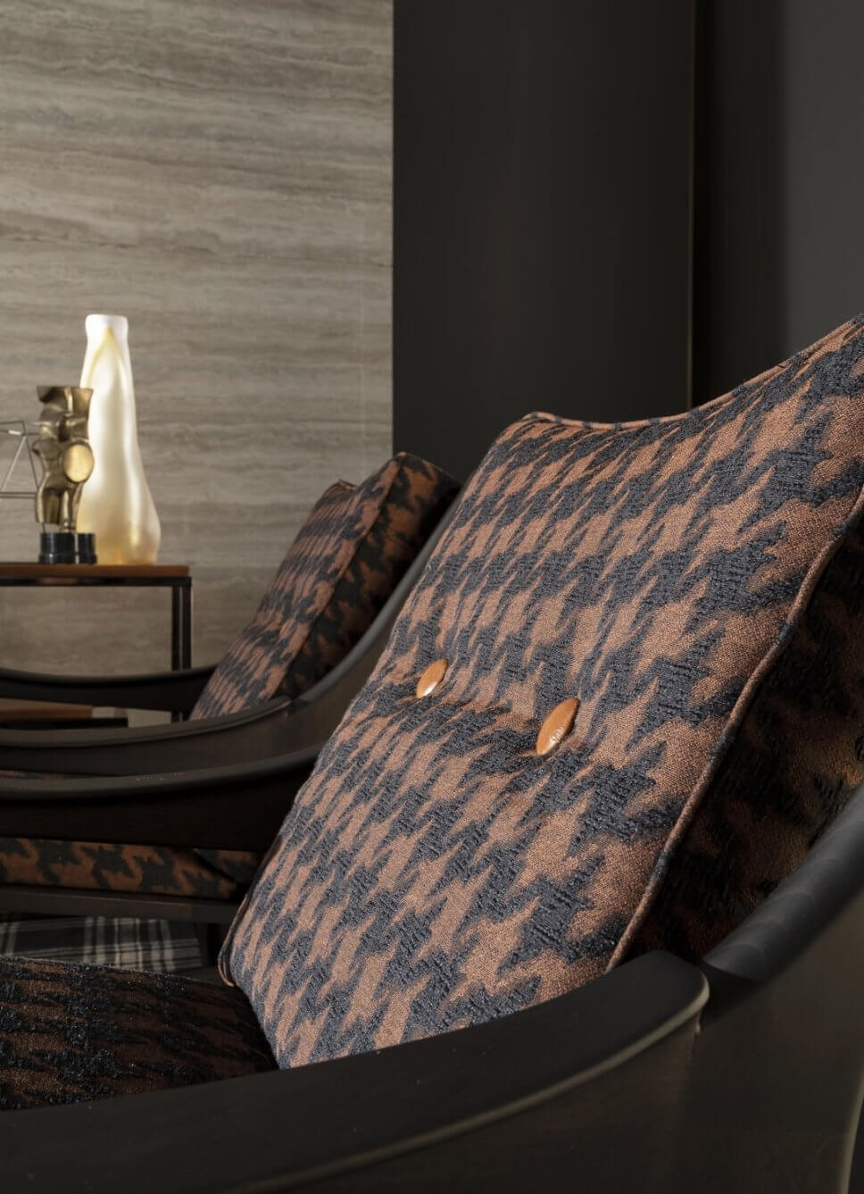 Modernes Wohnzimmer mit zwei gemusterten Sesseln