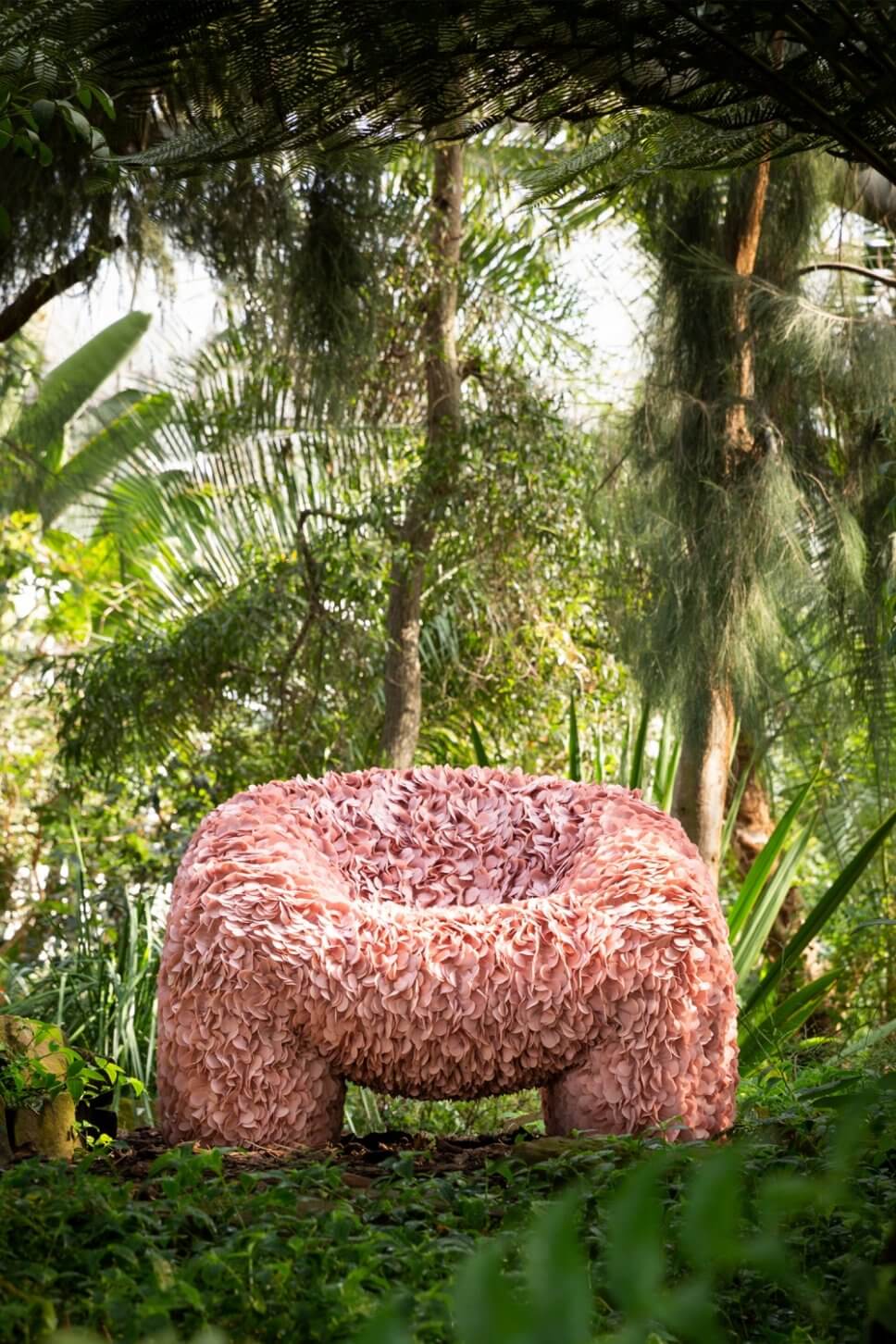 Mit Stoffblüten überzogener Sessel in exotischem Garten