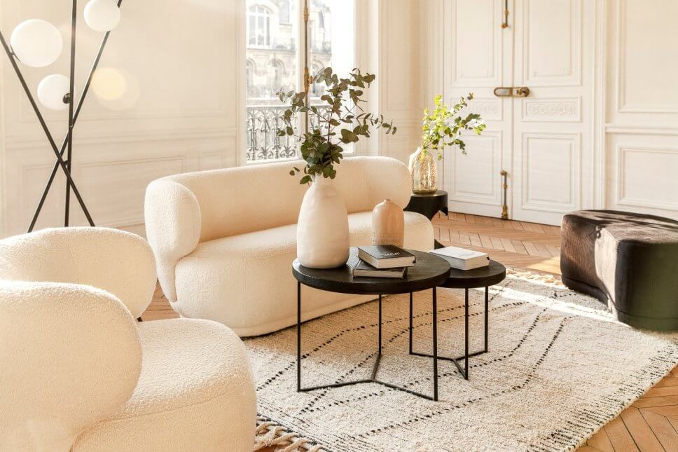 Cremeweißes Sofa und Sessel in modernem Wohnzimmer