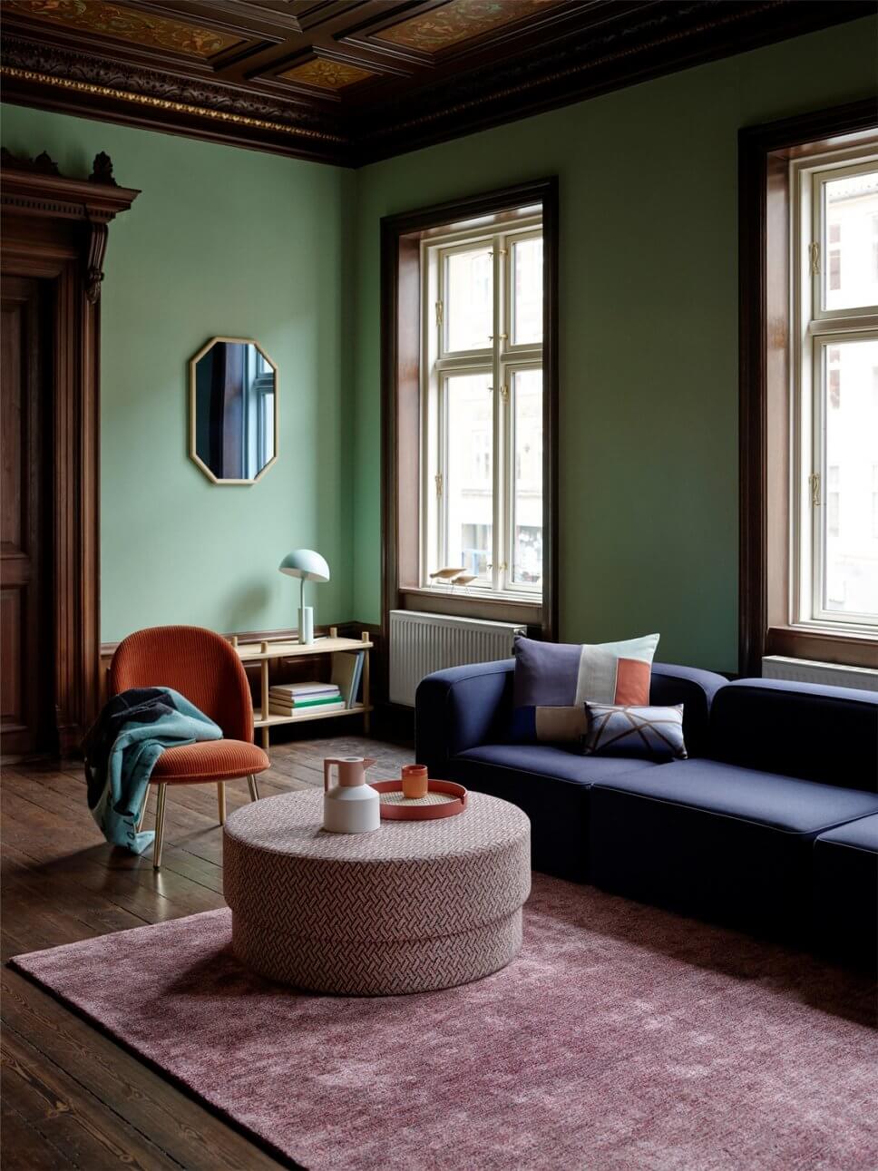 Sofa, Sessel und Pouf in modernem Wohnzimmer