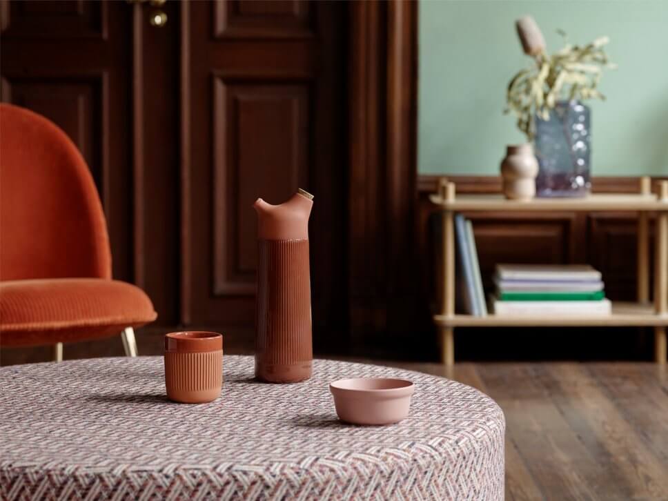 Sessel und Pouf in modernem Wohnzimmer