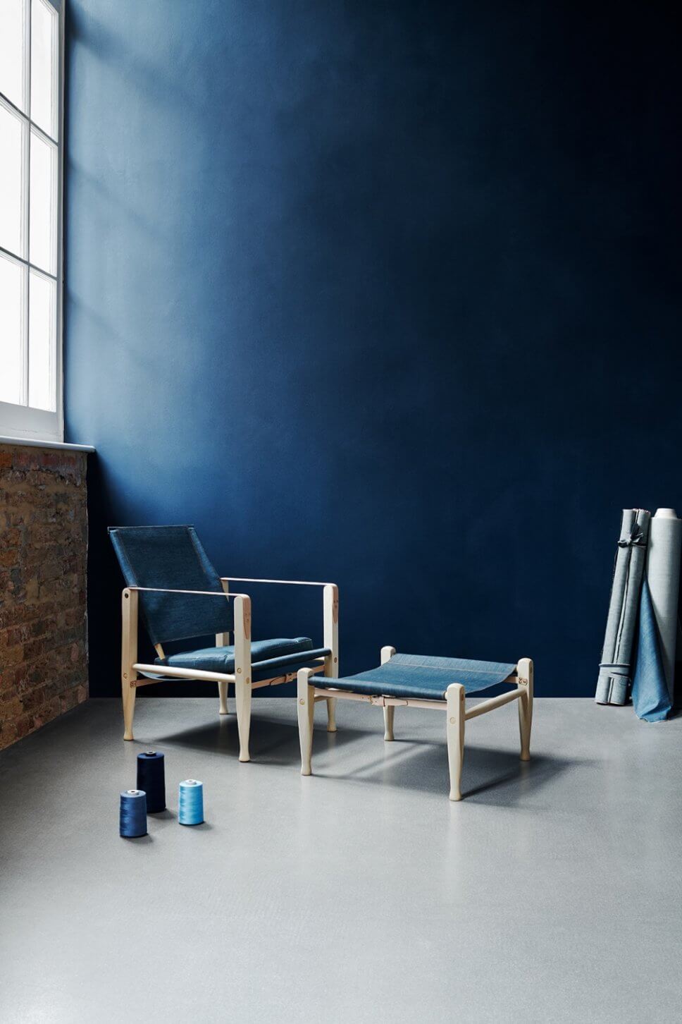 Sessel mit Fußhocker in modernem Wohnzimmer