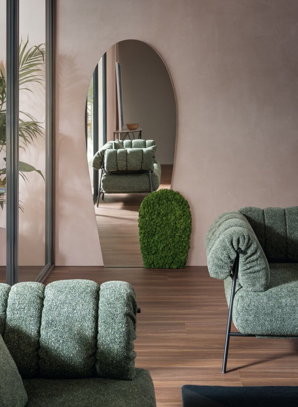 Sofa und Sessel in modernem Wohnzimmer