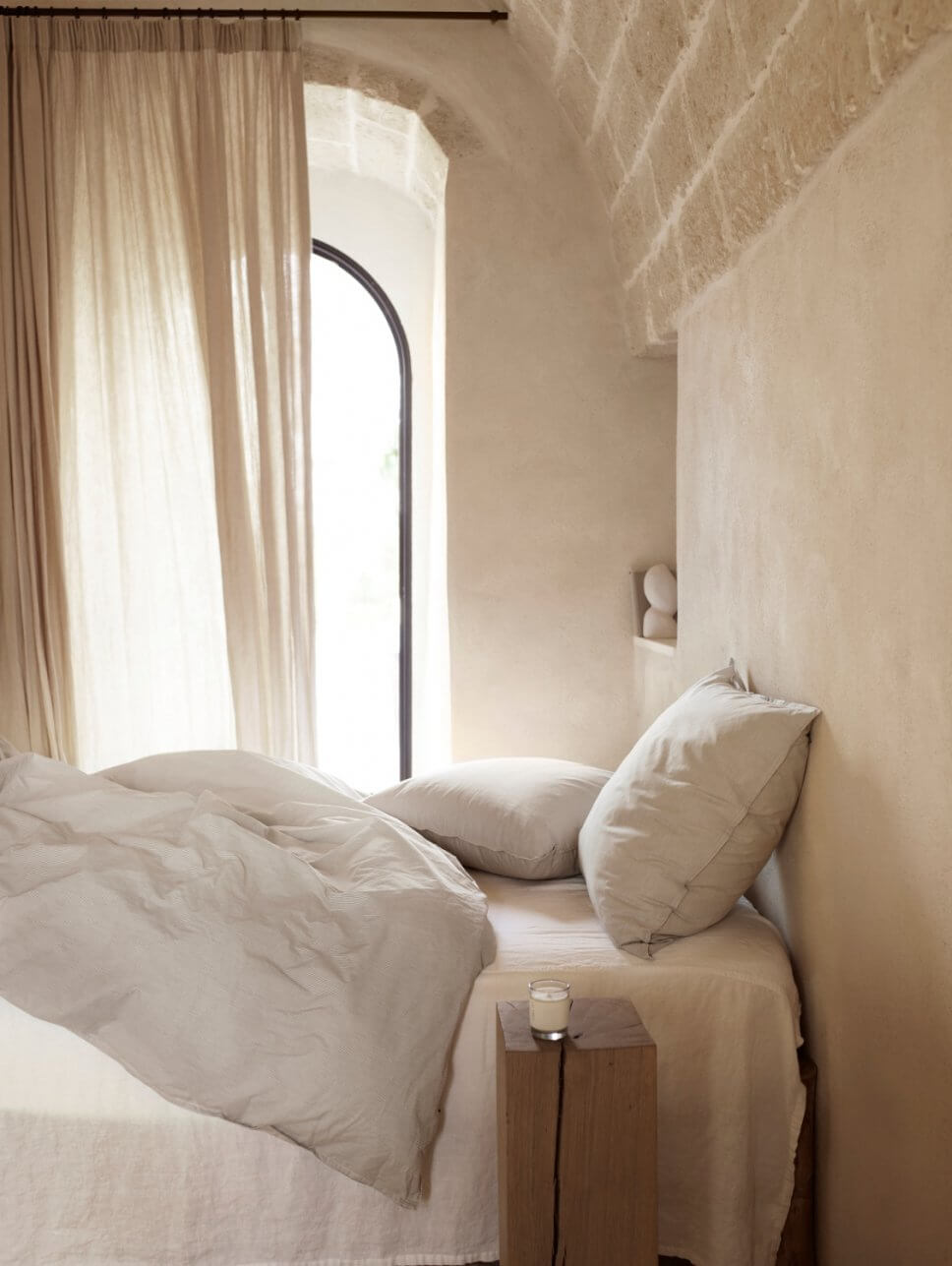 Bett in mediterranem Haus mit steinerner Gewölbedecke