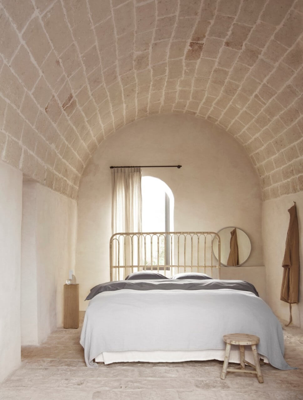 Modernes Schlafzimmer in mediterranem Haus mit steinerner Gewölbedecke