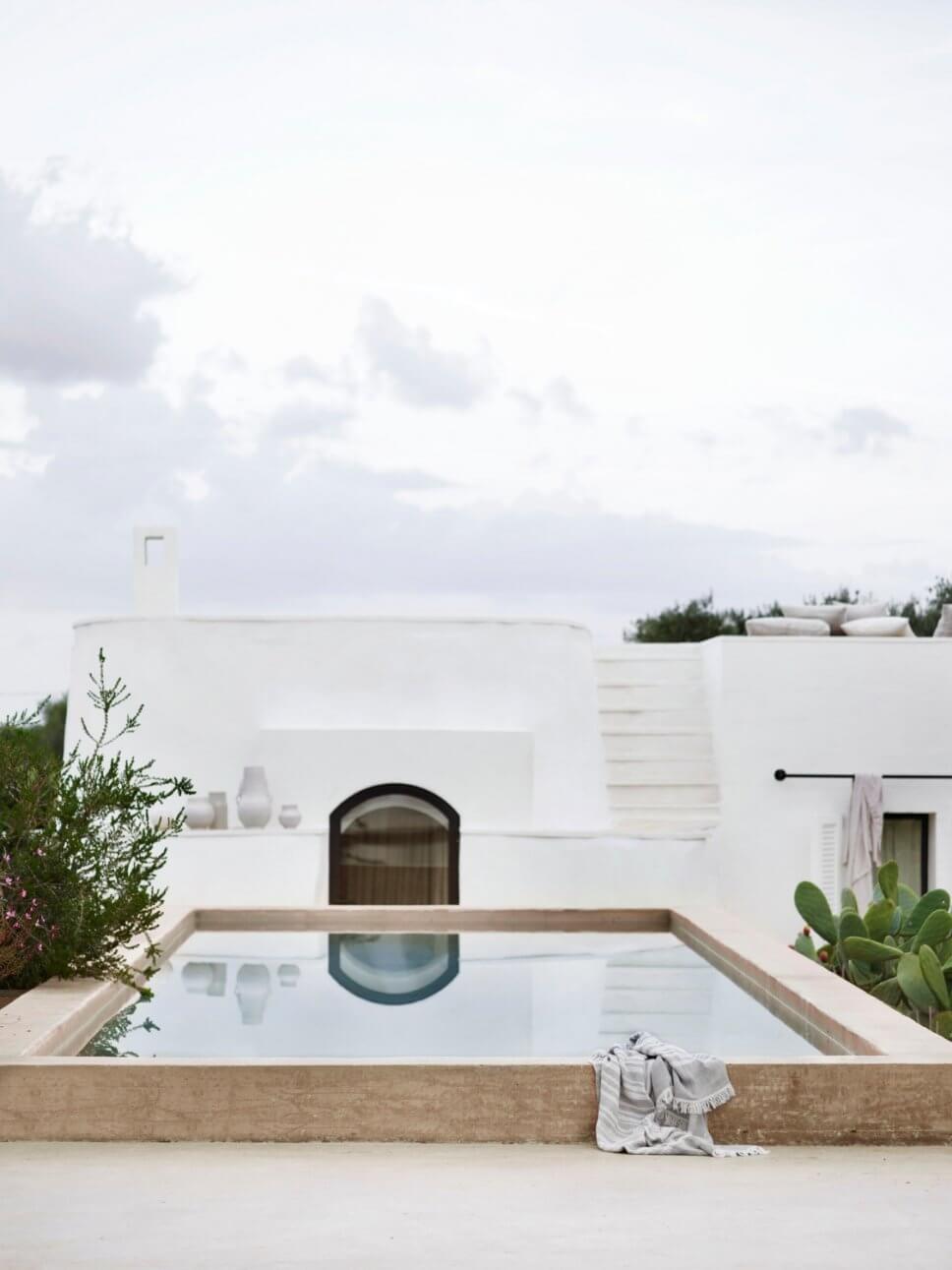 Mediterranes, weißes Haus mit Pool