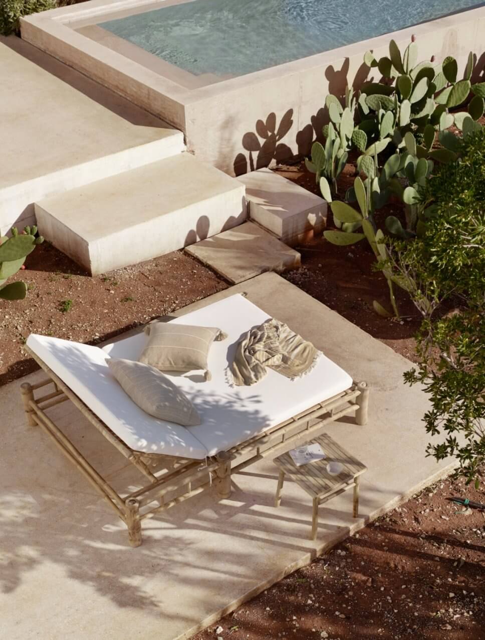 Bambus-Gartenliegen auf der Terrasse neben einem Pool