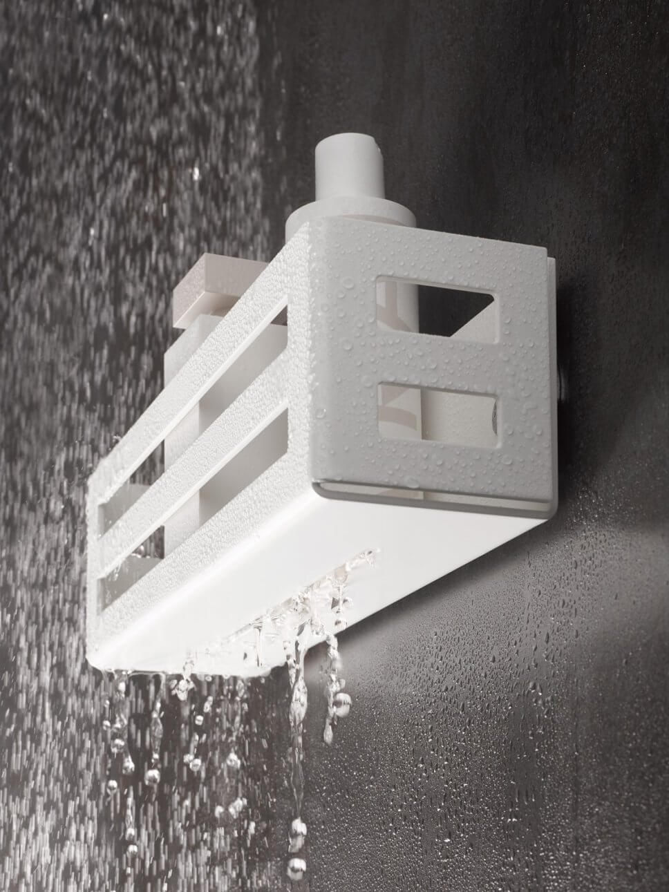 Badregal in moderner Dusche