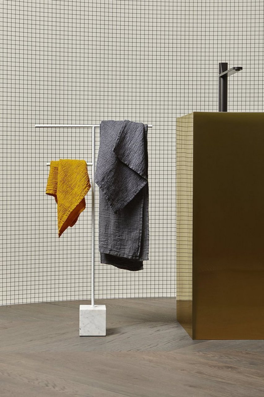 Handtuchhalter, Klobürste und Seifenspender in feinem Design