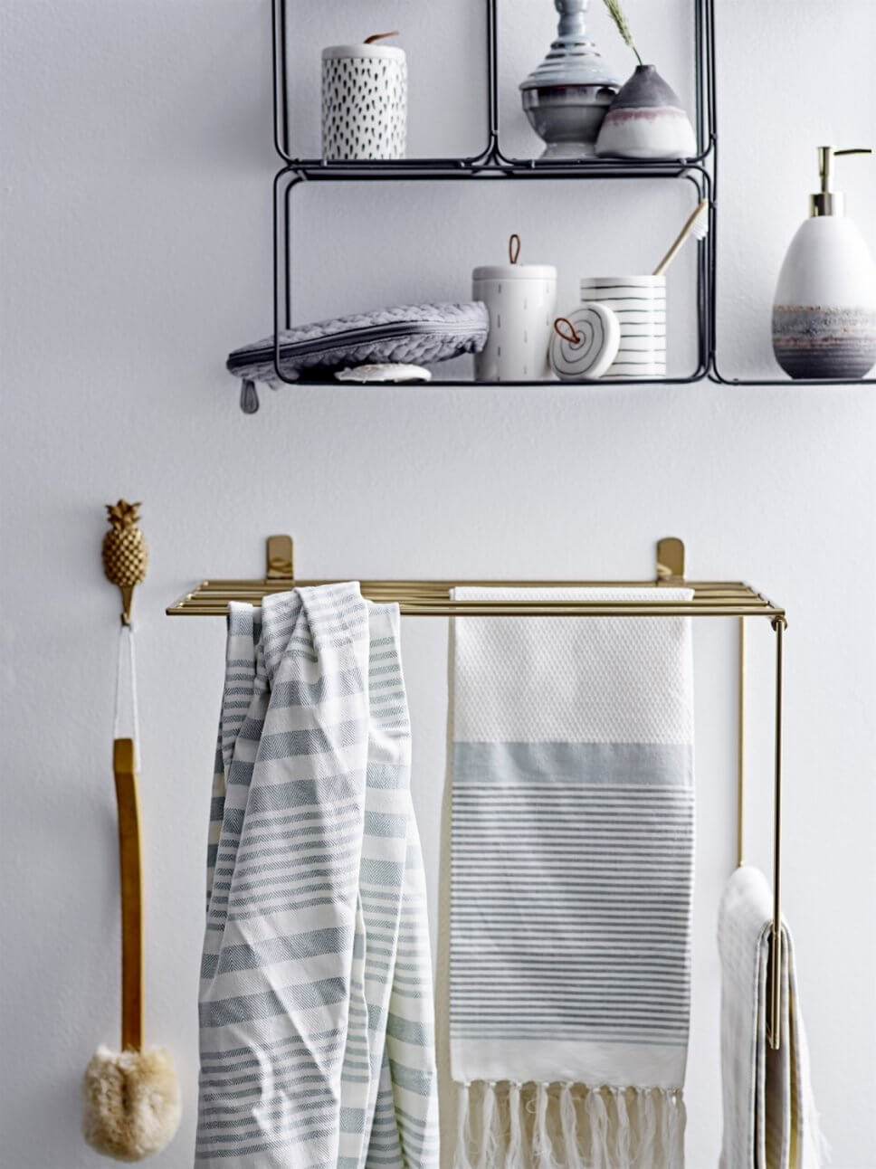 Handtuchhalter in modernem Badezimmer