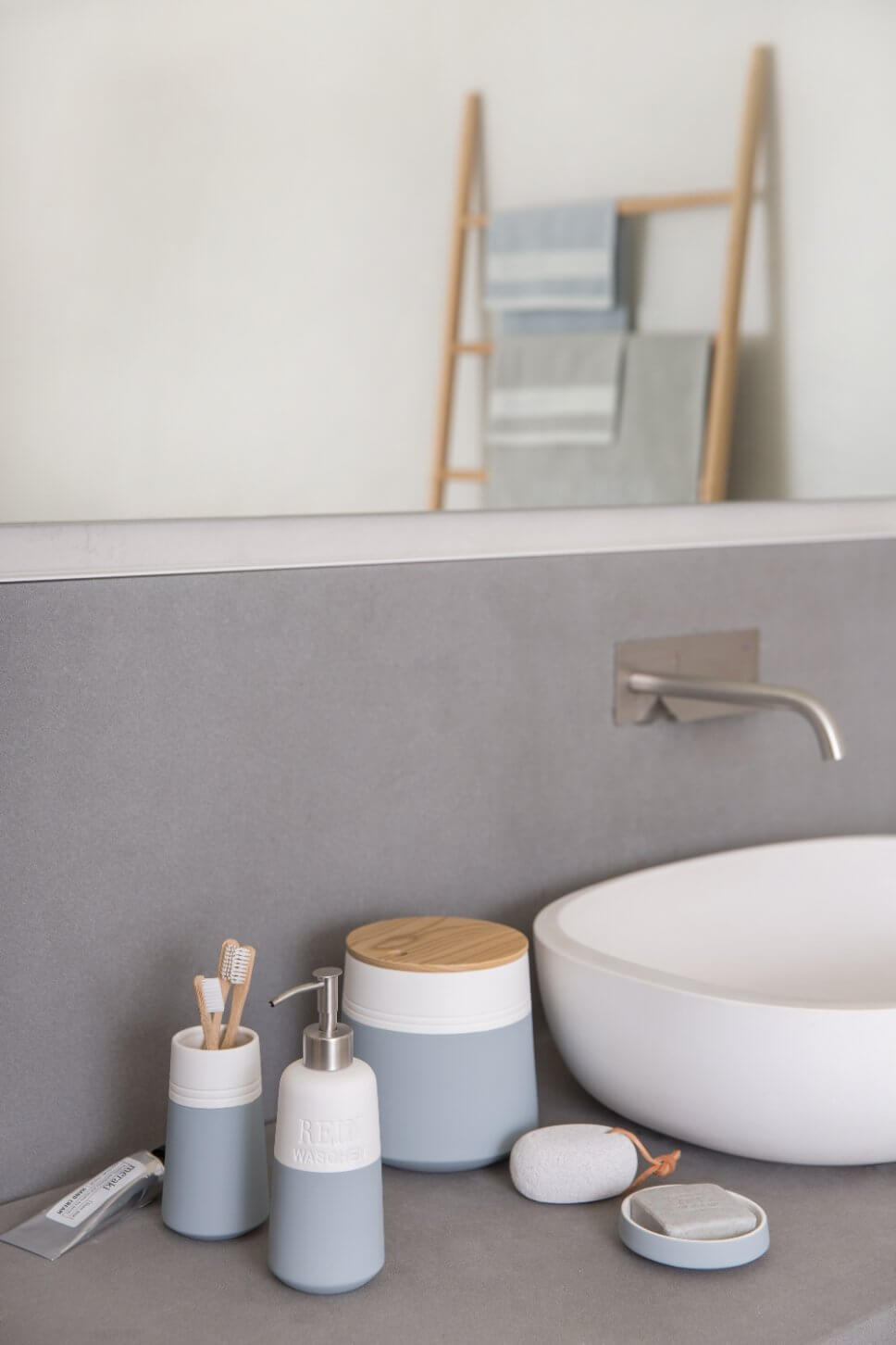 Seifenspender in modernem Badezimmer