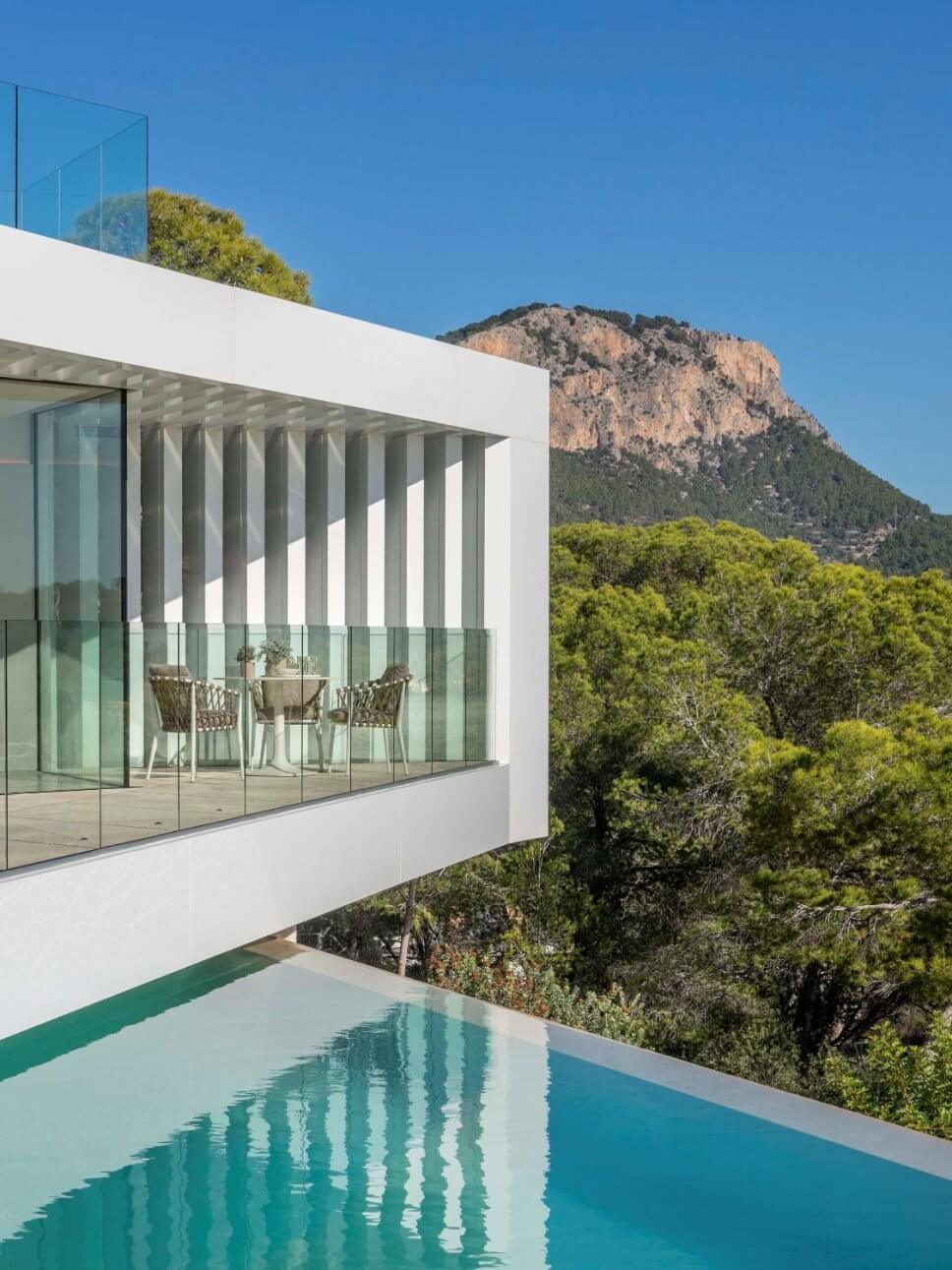 Moderne Architektur mit Blick auf Gebirge