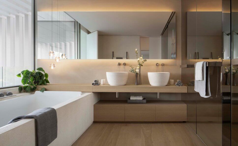 Modernes Badezimmer mit zwei Aufsatzbecken und großer Badewanne