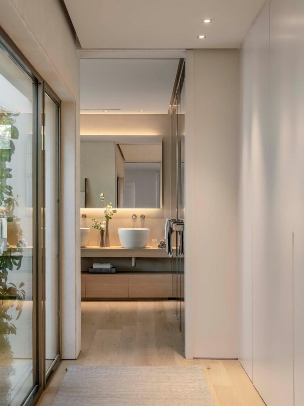 Blick in modernes Badezimmer mit Aufsatzbecken