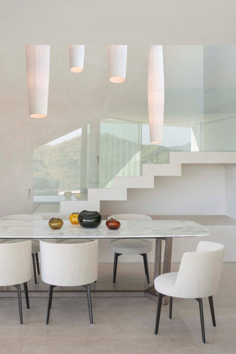 Moderner Essplatz mit Marmortisch und Polsterstühlen