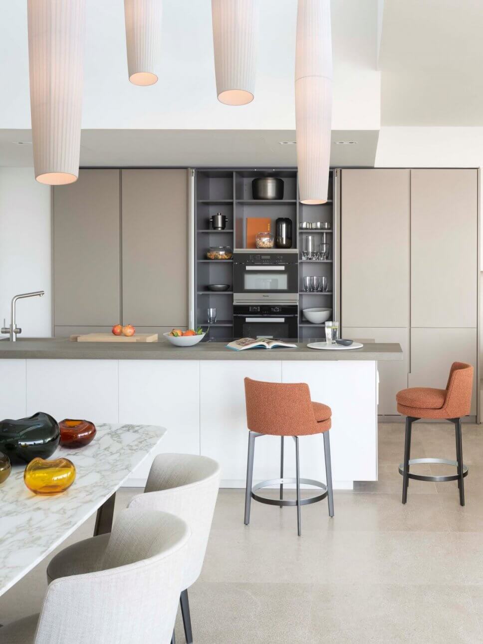 Moderne offene Küche mit Essplatz