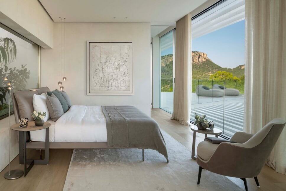 Modernes Schlafzimmer mit Doppelbett und Blick auf Gebirge