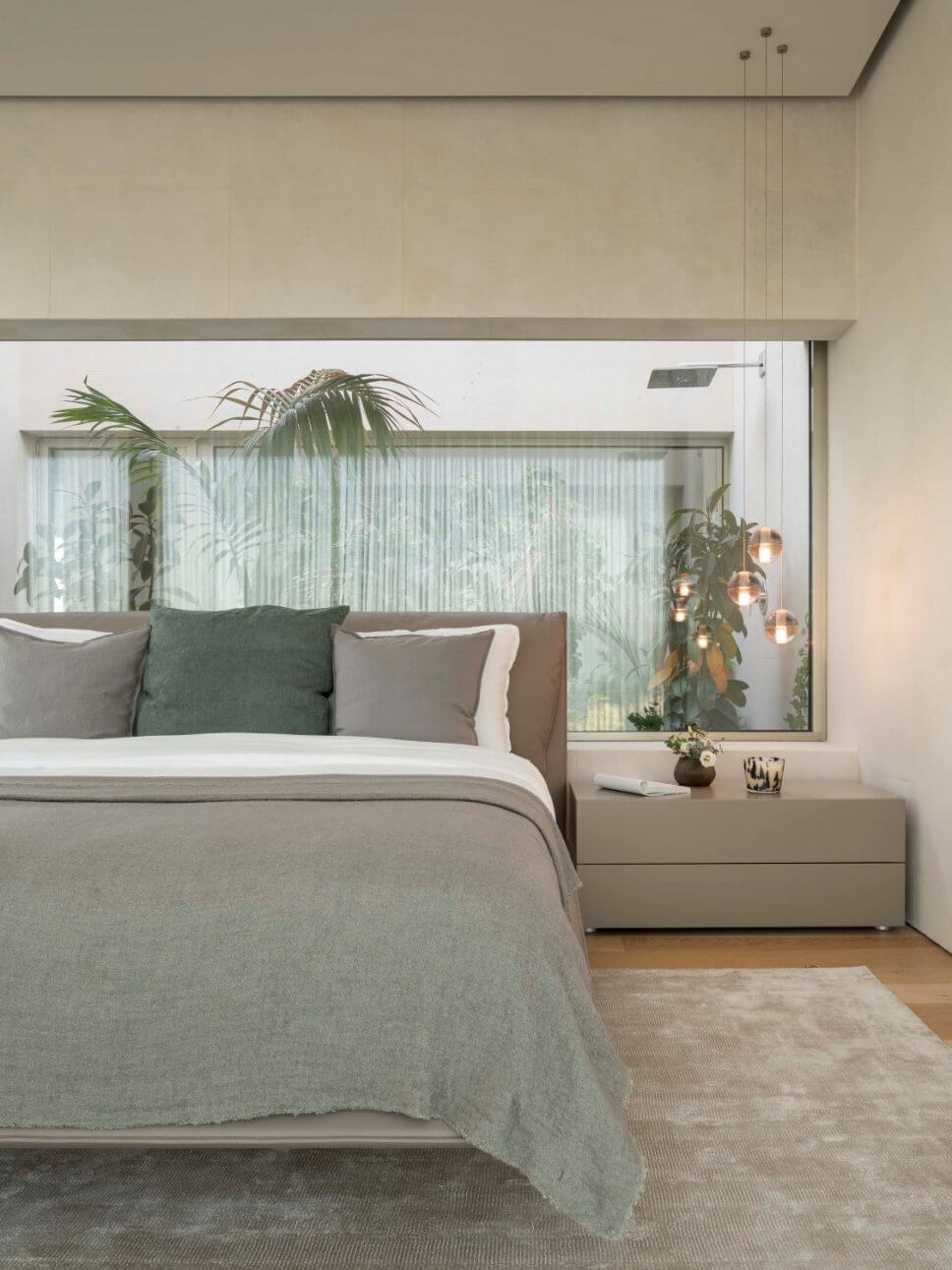 Modernes Schlafzimmer mit Doppelbett