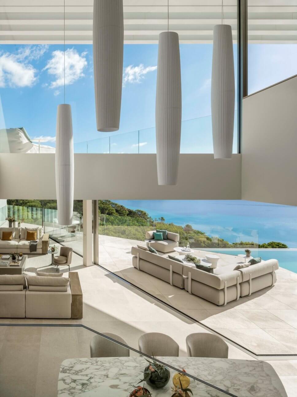 Terrasse mit Sofa in moderner Villa mit Blick aufs Meer