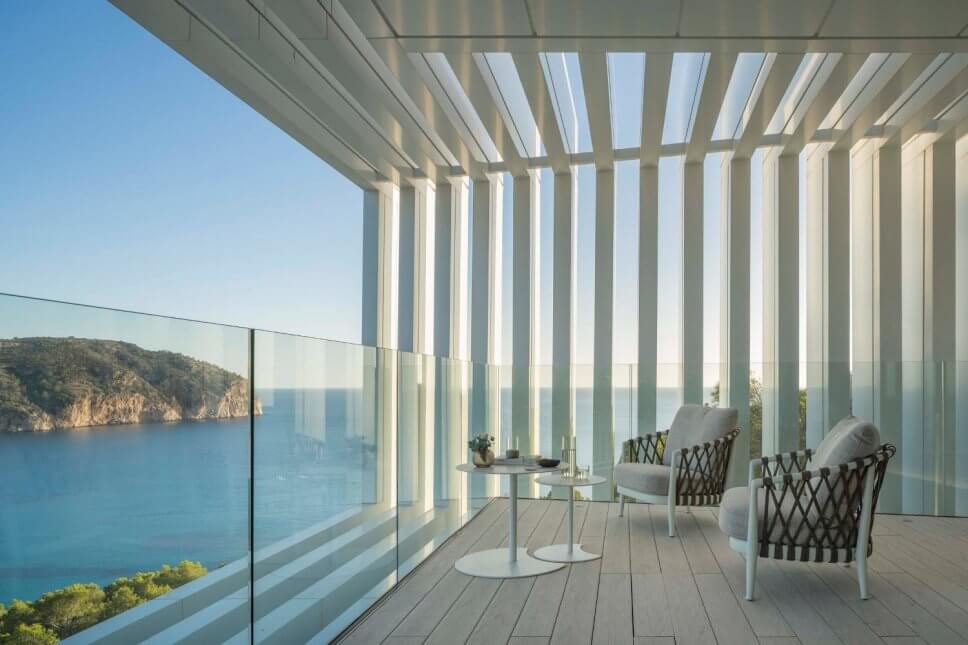 Balkon mit zwei Sesseln in moderner Villa mit Blick aufs Meer