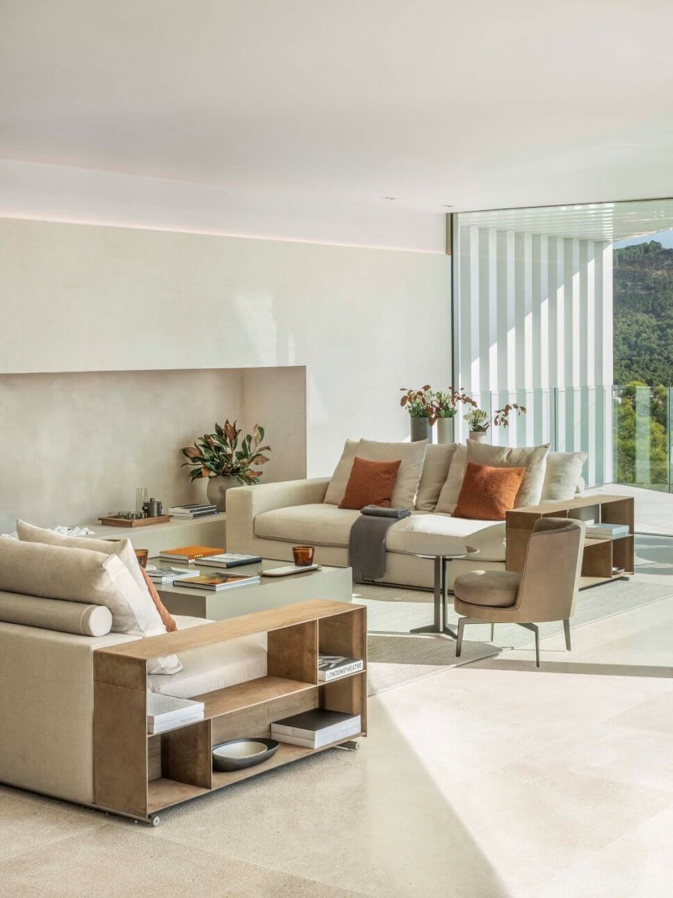 Modernes Wohnzimmer mit zwei Sofas vi-a-vis und Sessel