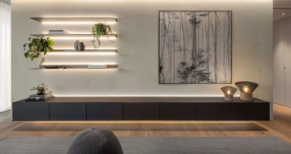 Lowboard, beleuchtetes Regal und Gemälde in moderner Villa