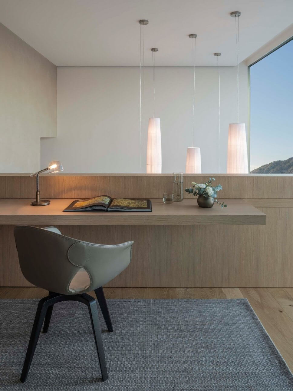 Stuhl vor Schreibplatte in moderner Villa