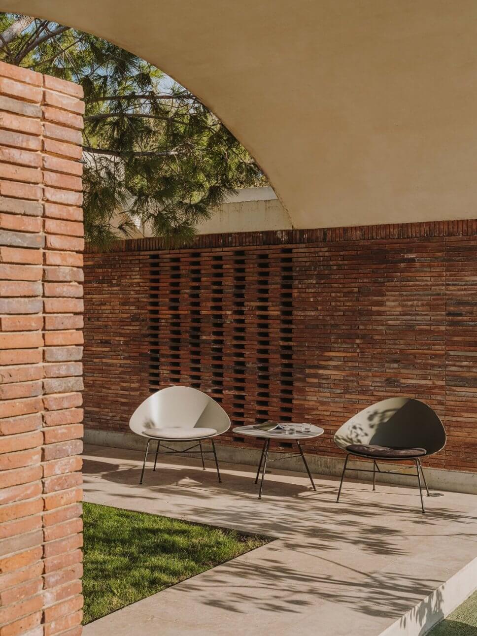 Moderner Gartensessel auf Terrasse