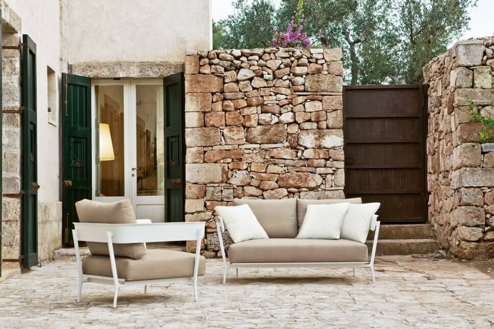 Modernes Gartensofa auf Terrasse