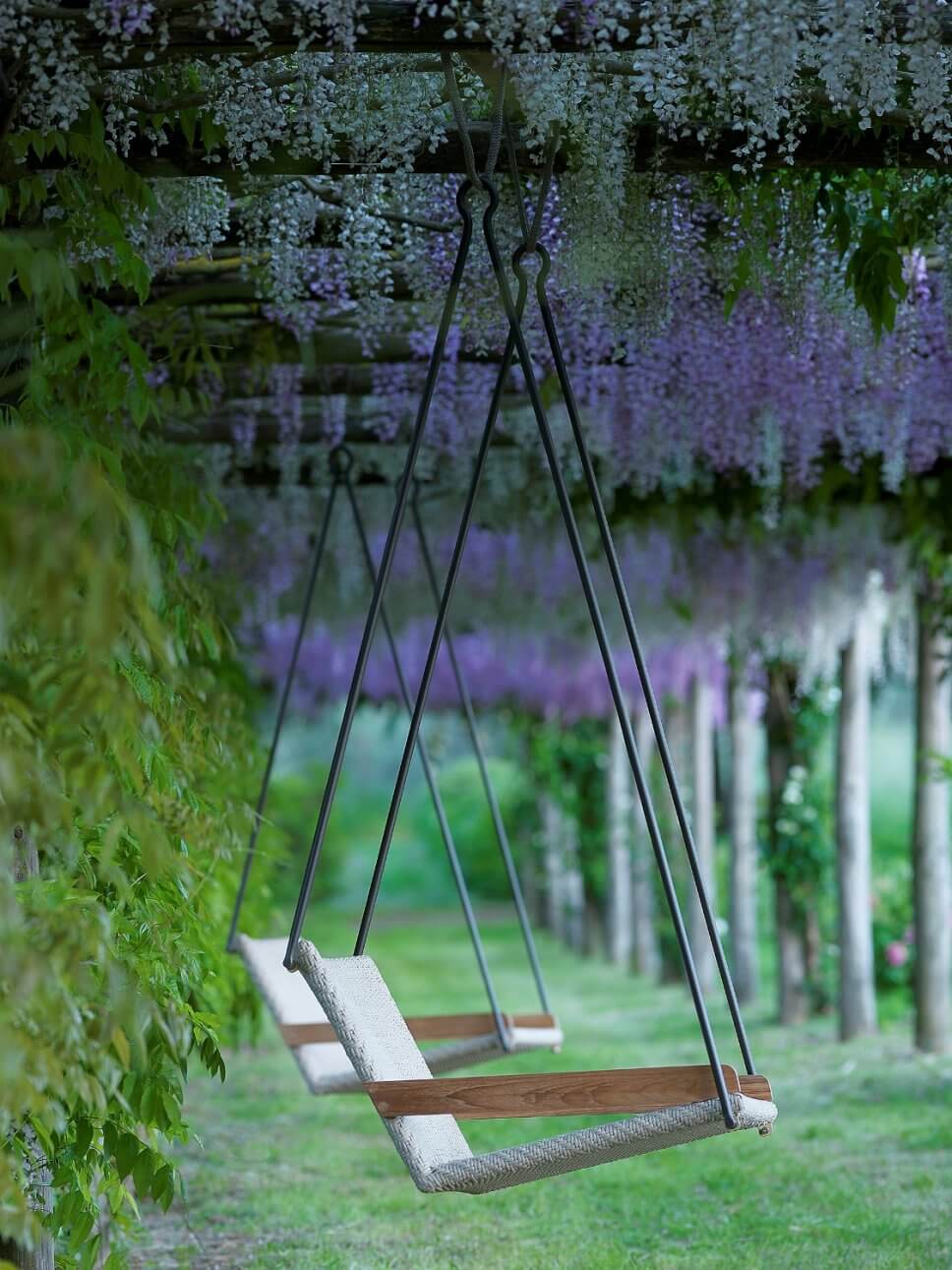 Moderne Gartenschaukel auf Terrasse