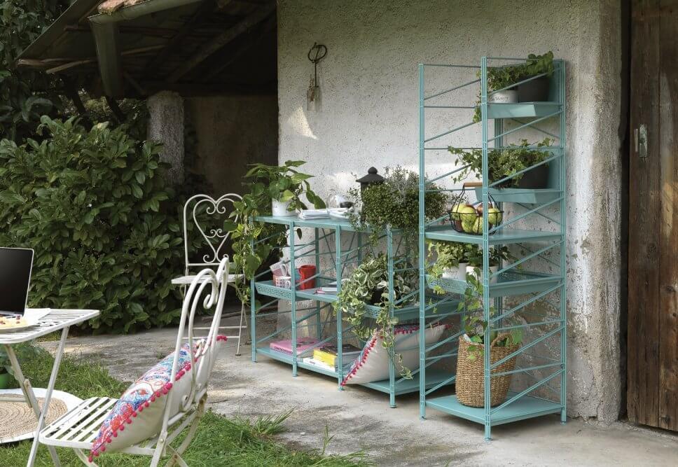 Gartenregal aus Metall steht auf Terrasse