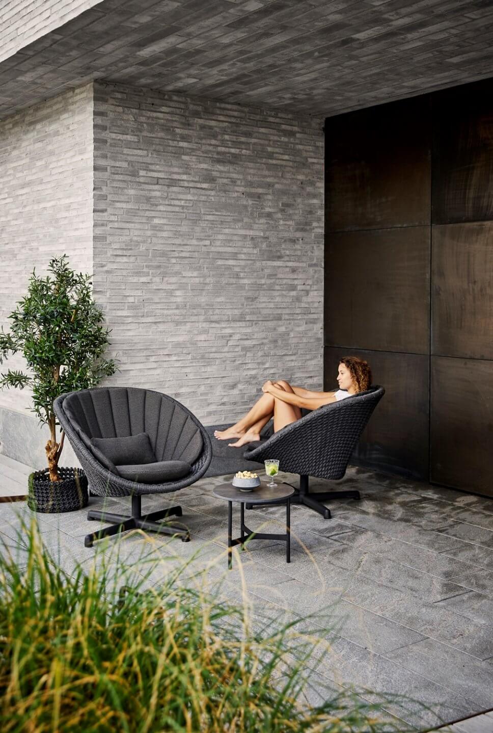 Moderner Gartensessel auf Terrasse