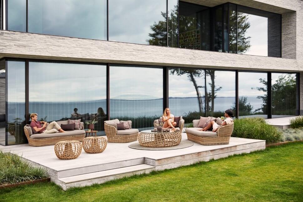 Modernes Gartensofa auf Terrasse