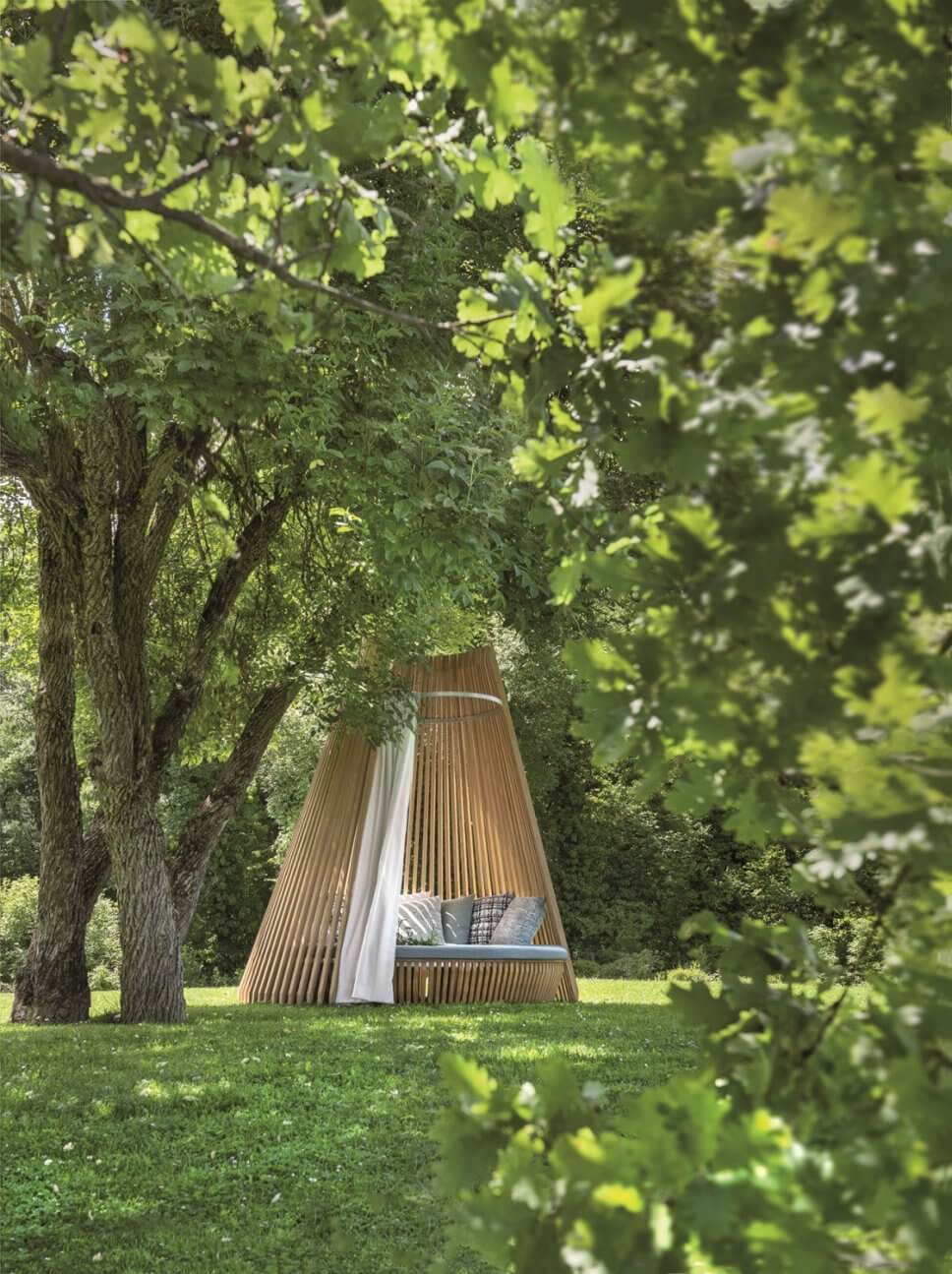 Moderne Sonnenliege im Garten