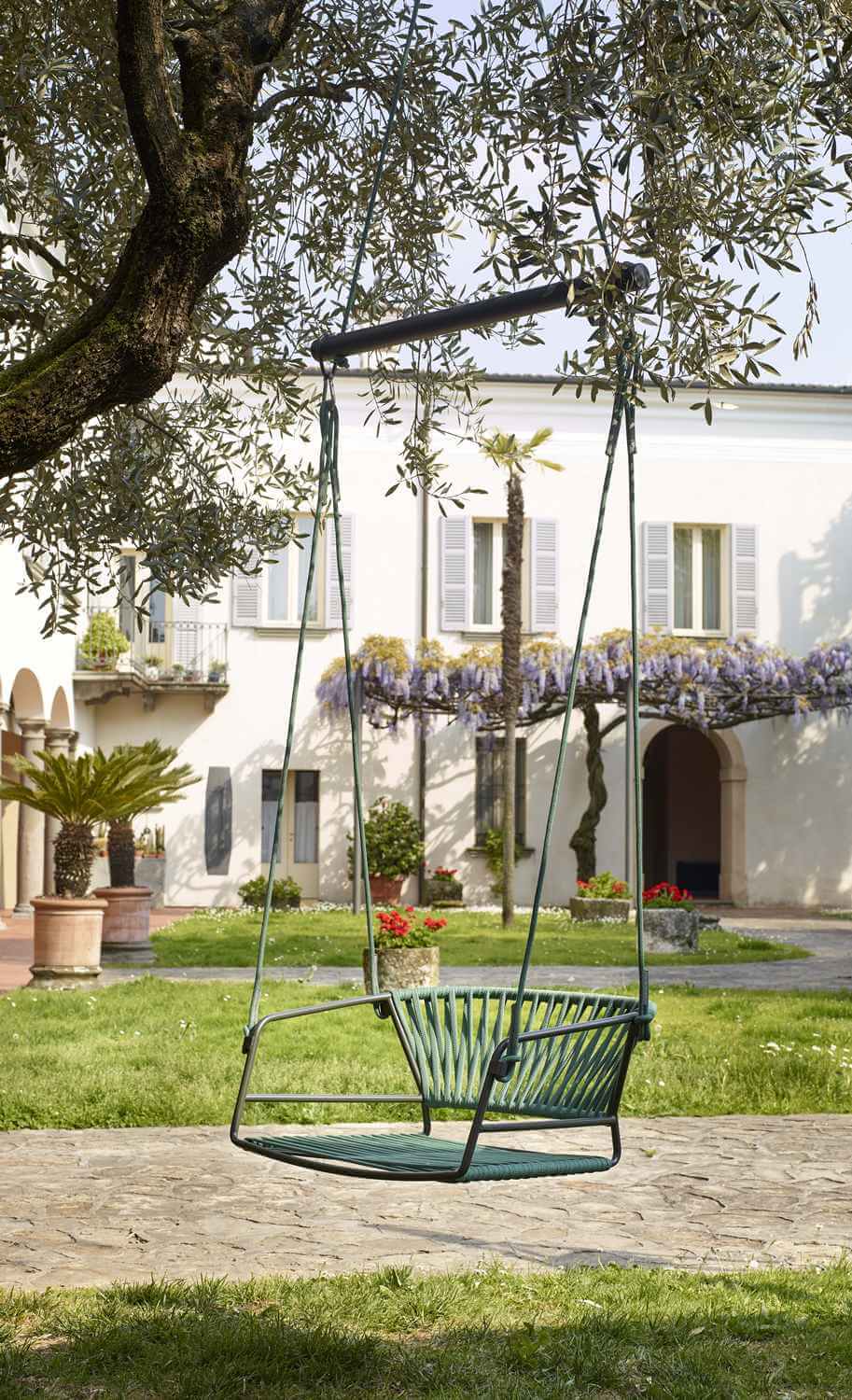 Moderne Gartenschaukel auf Terrasse