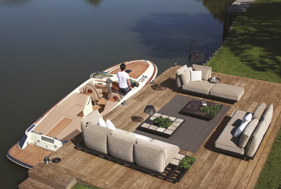 Modernes Gartensofa auf Terrasse