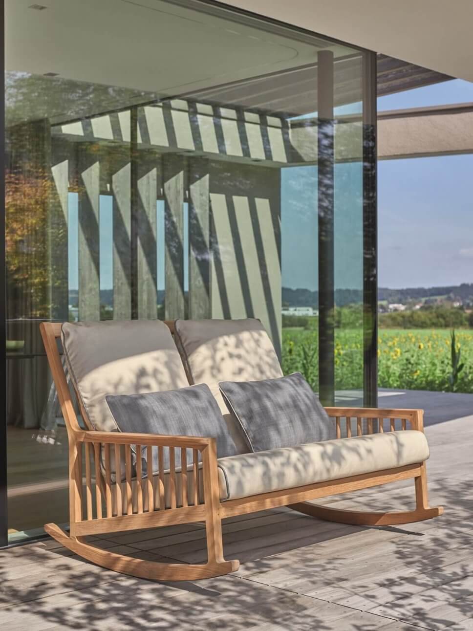 Moderne Gartenschaukel auf Terrasse