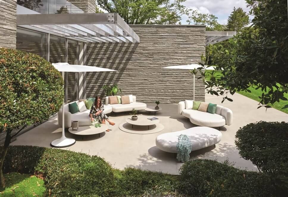 Modernes Gartensofa auf Terrasse