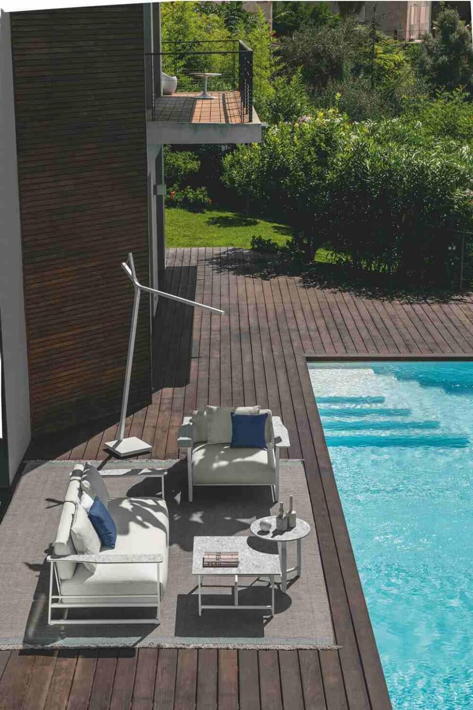 Modernes Gartensofa auf Terrasse neben Pool