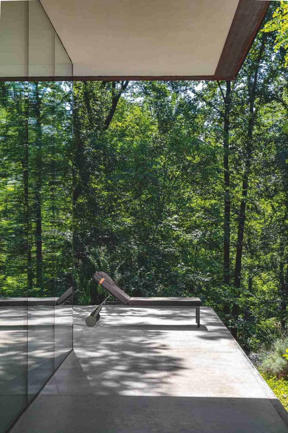 Moderne Sonnenliege auf Terrasse