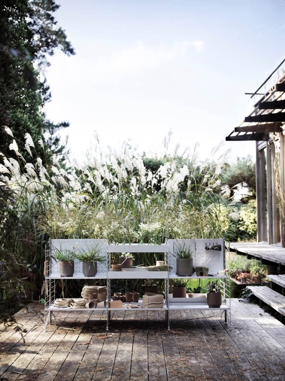 Gartenregal aus Metall steht auf Terrasse