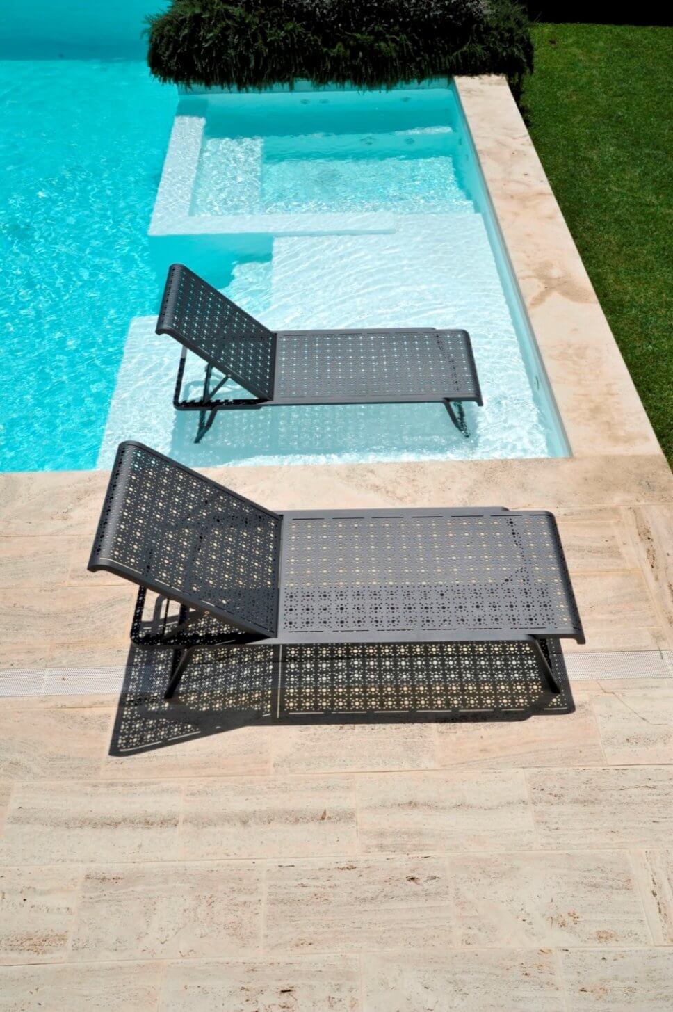 Moderne Sonnenliege auf Terrasse