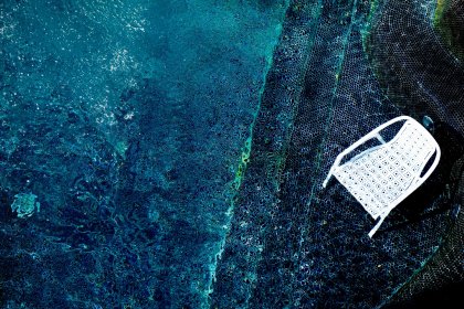 Moderner Gartenstuhl steht im Pool