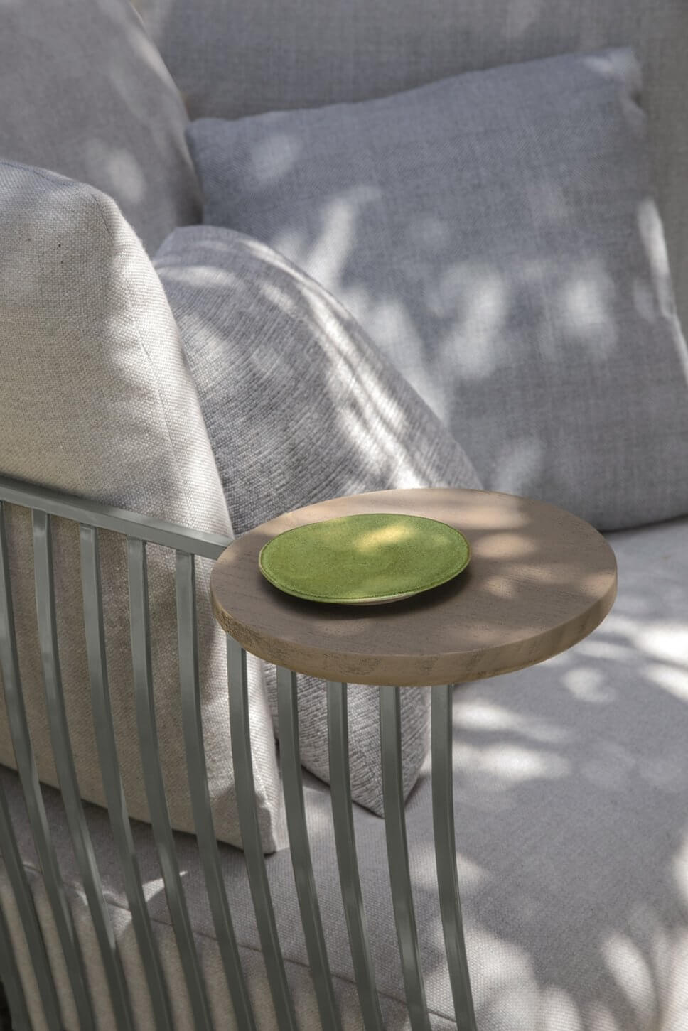 Modernes Gartensofa auf Terrasse