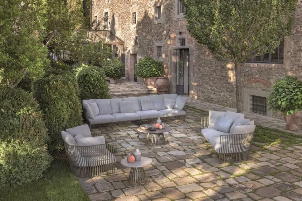 Modernes Gartensofa auf Terrasse