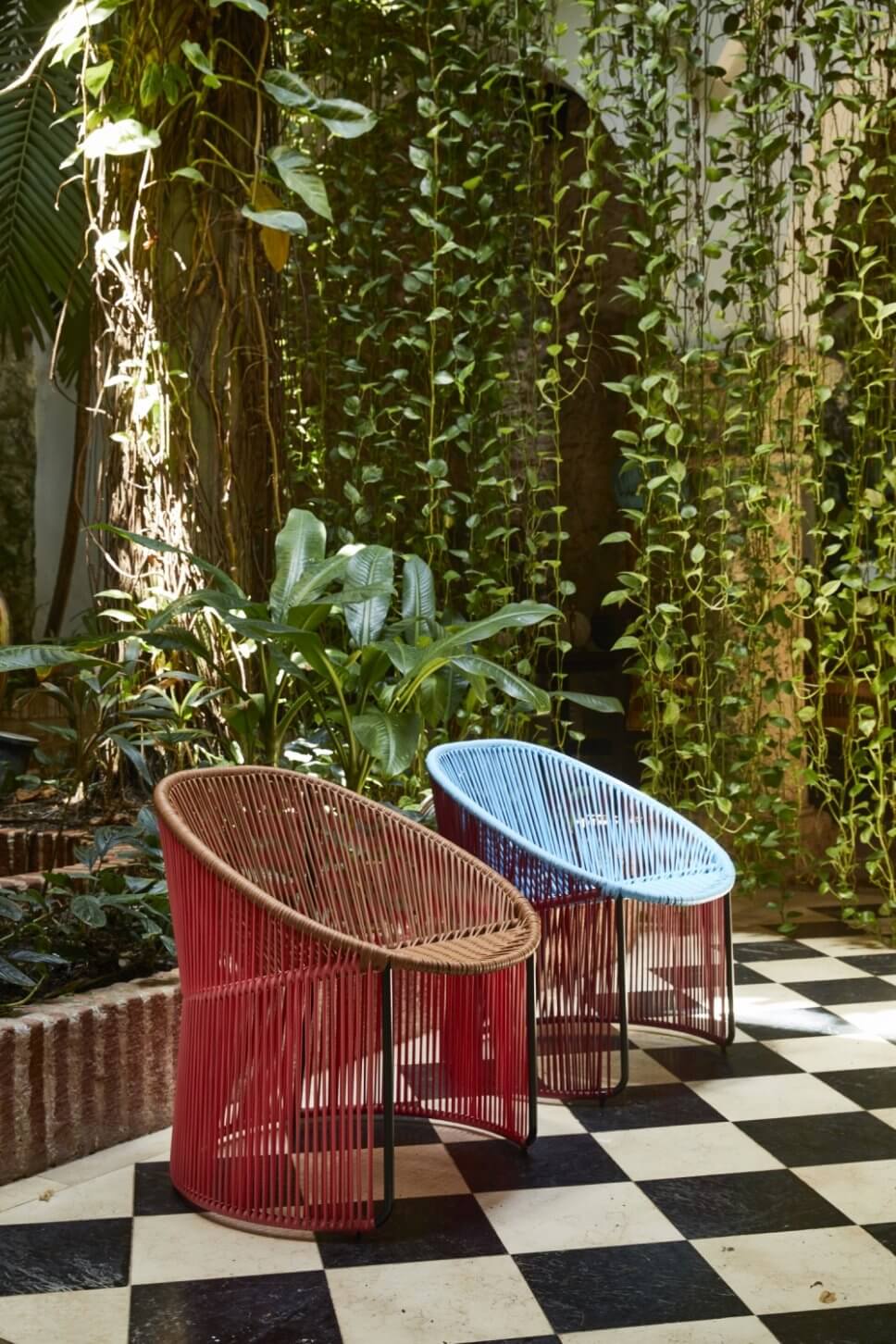 Moderner Gartensessel auf Terrasse