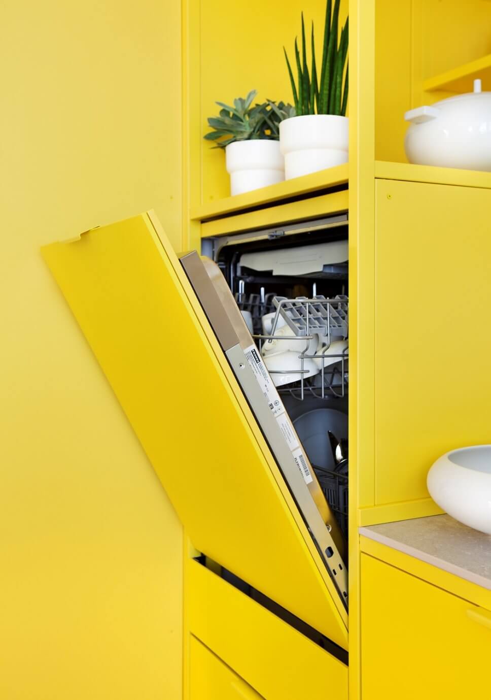 Sonnengelbe offene Modul-Küche mit weißer Keramik-Arbeitsplatte