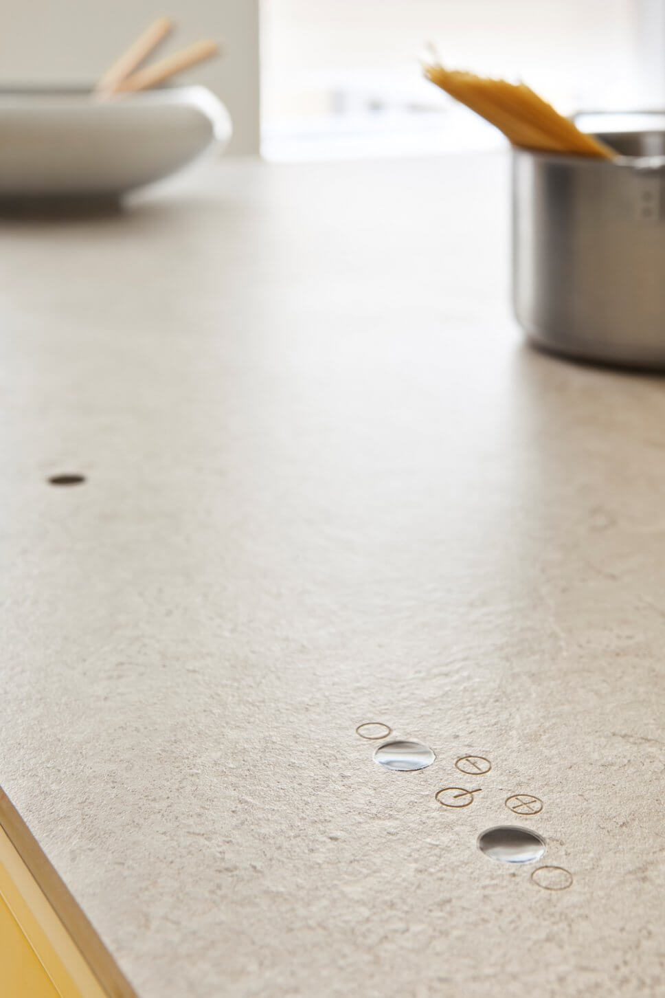 Sonnengelbe offene Modul-Küche mit weißer Keramik-Arbeitsplatte